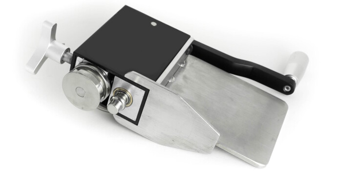 Tool for manual bearding