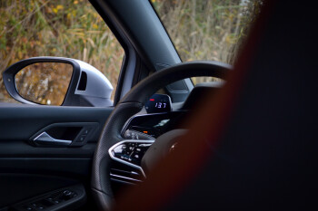 P3 Analog Gauge - VW Golf Mk8 (2020+) RHD, Red bars / White digits